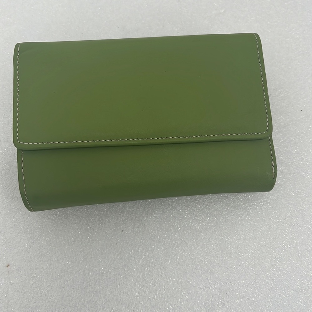NWOT Mundi Leather Wallet